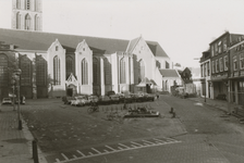 861670 Gezicht over het Jacobskerkhof in Wijk C te Utrecht, met rechts enkele panden aan de oneven zijde van de ...